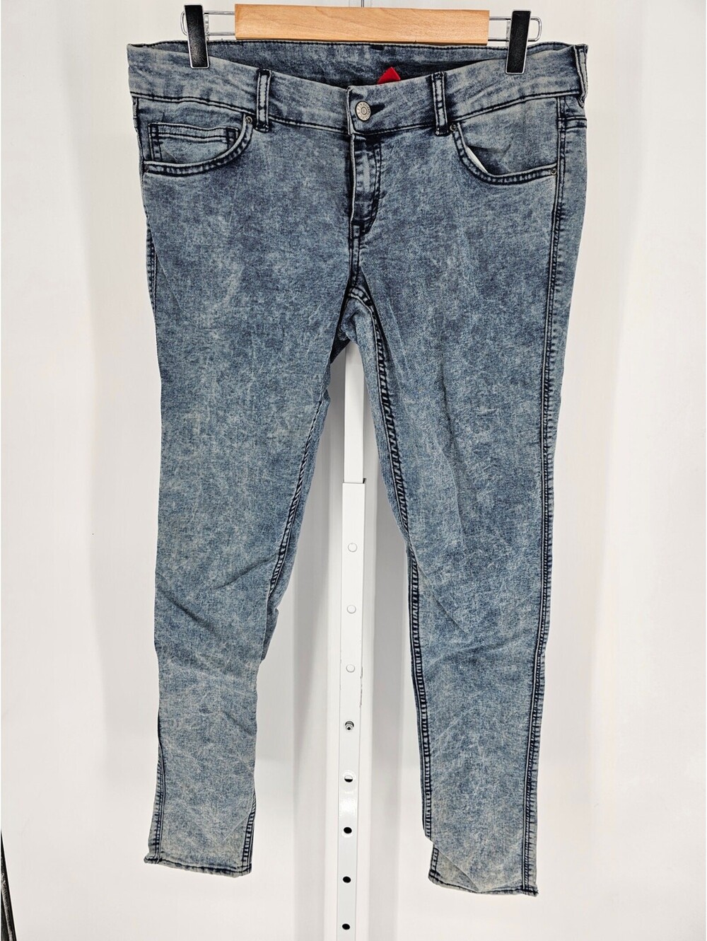 Divided by H&M Women's Blue Low Rise Pockets Button Closer Jeans Size 12